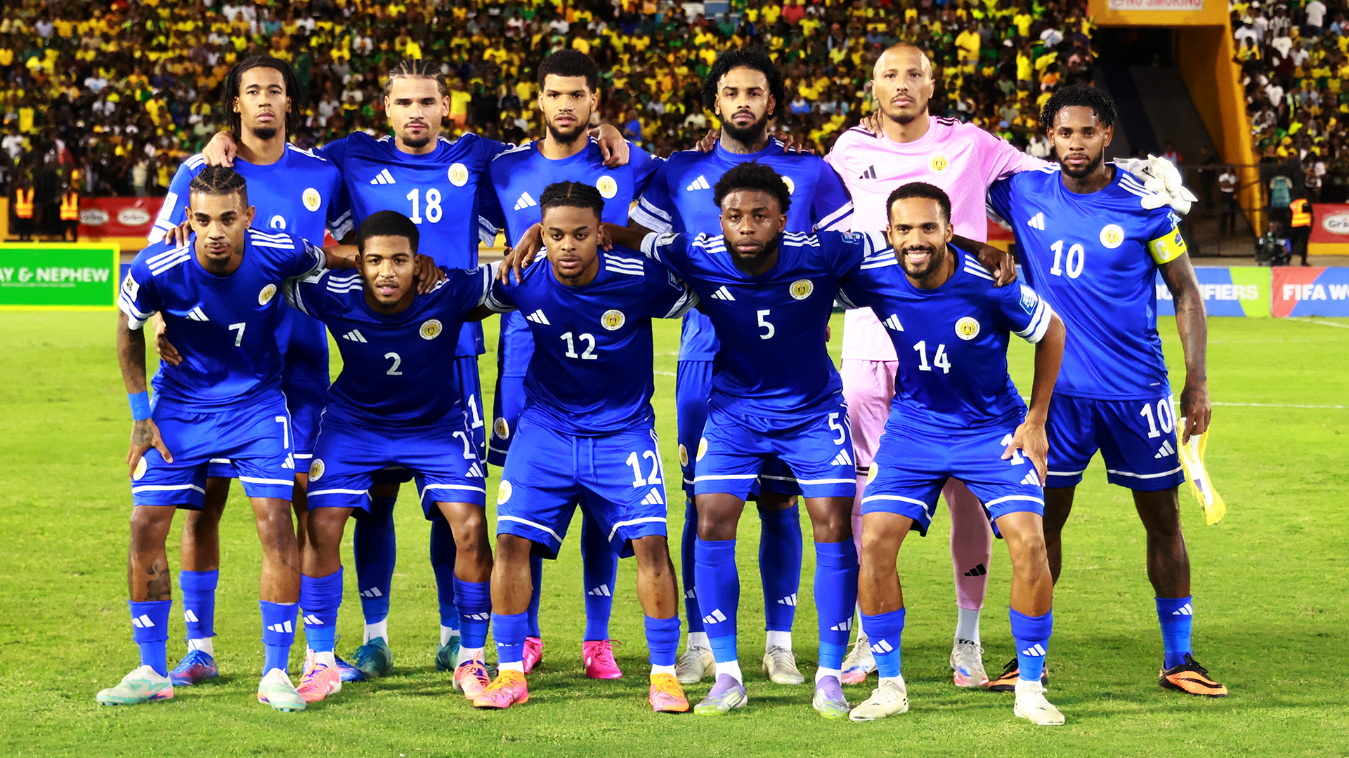 La selección de Curazao posa para la foto grupo previo al inicio de un partido.